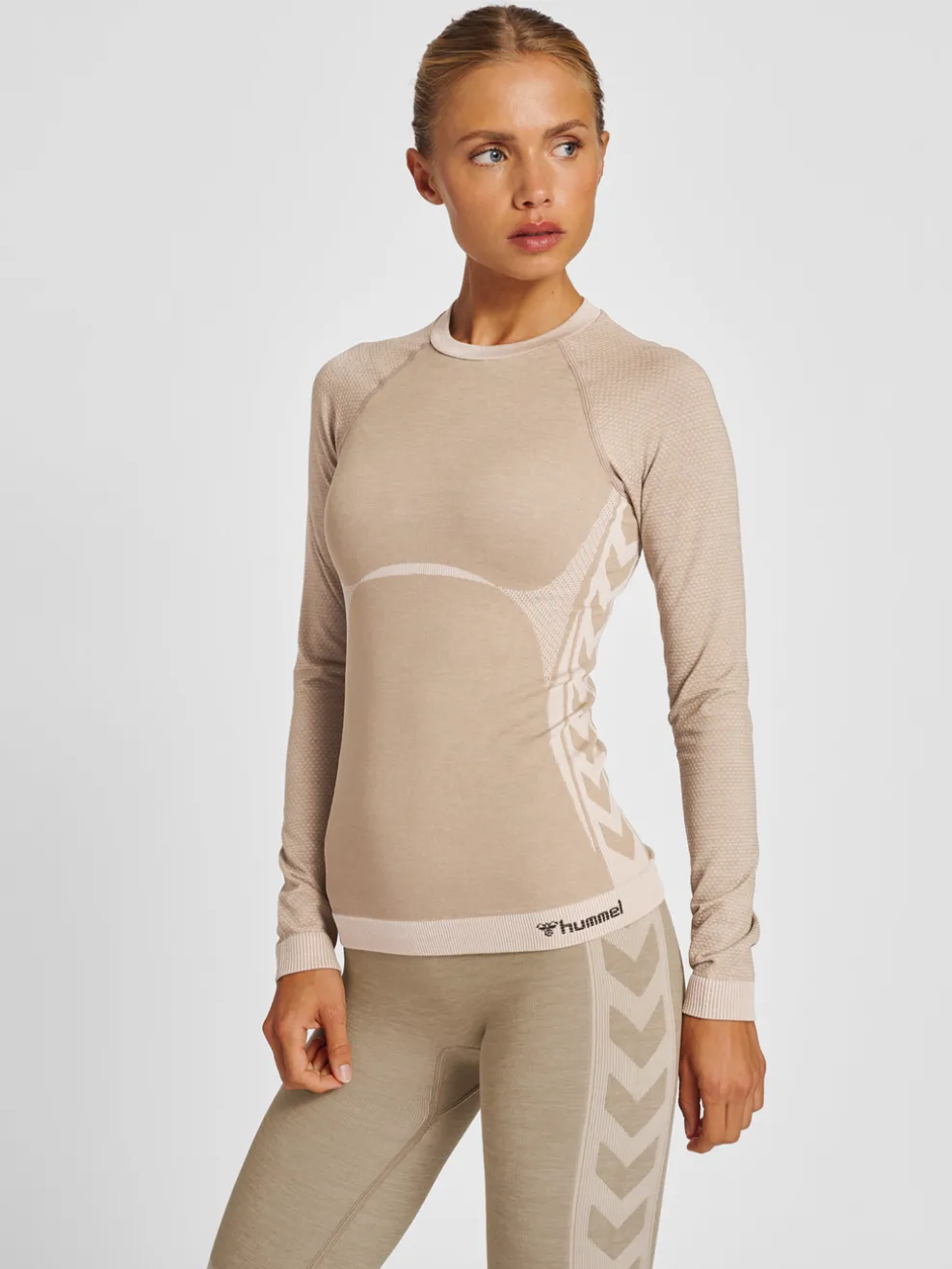 hmlCLEA SEAMLESS TIGHT T-SHIRT L/S