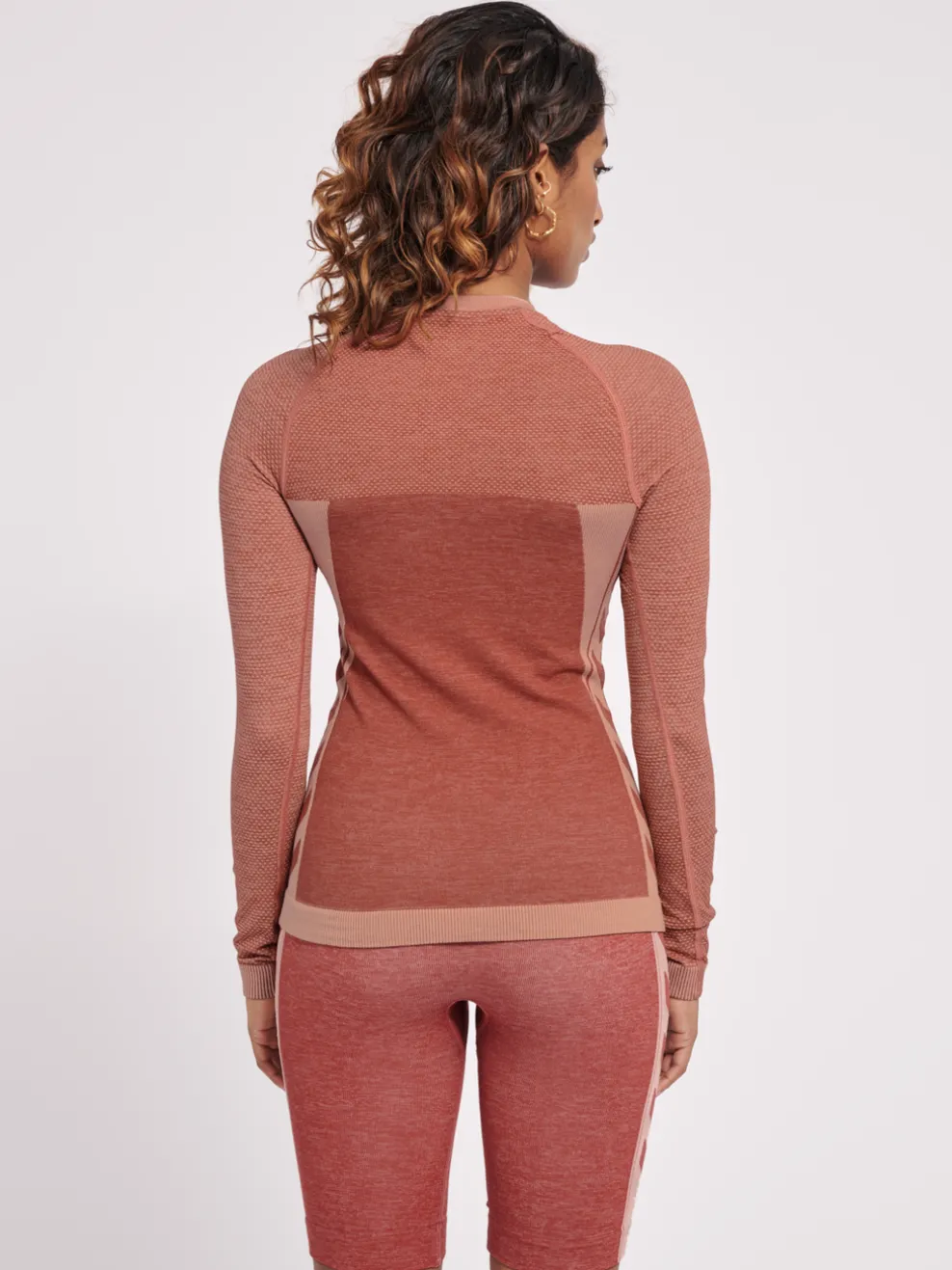 hmlCLEA SEAMLESS TIGHT T-SHIRT L/S