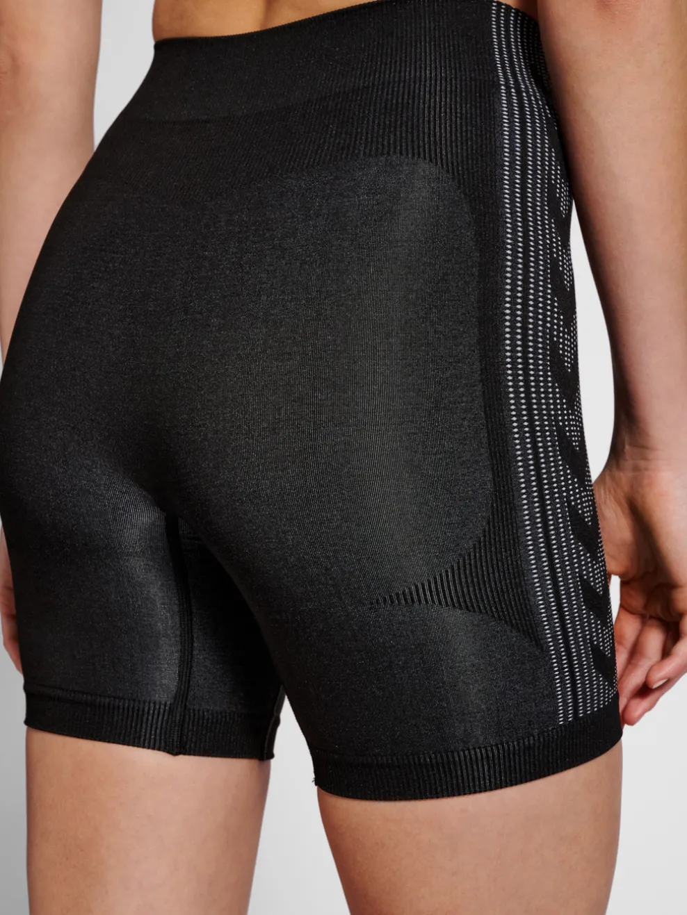 hmlSHAPING SEAMLESS MW SHORTS