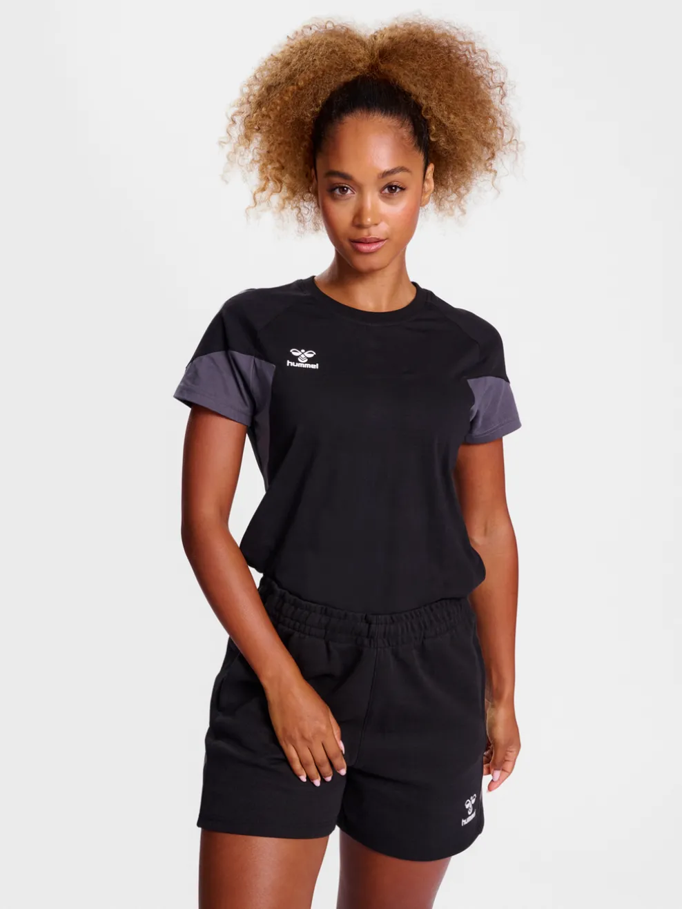 hmlTRAVEL T-SHIRT S/S WOMAN