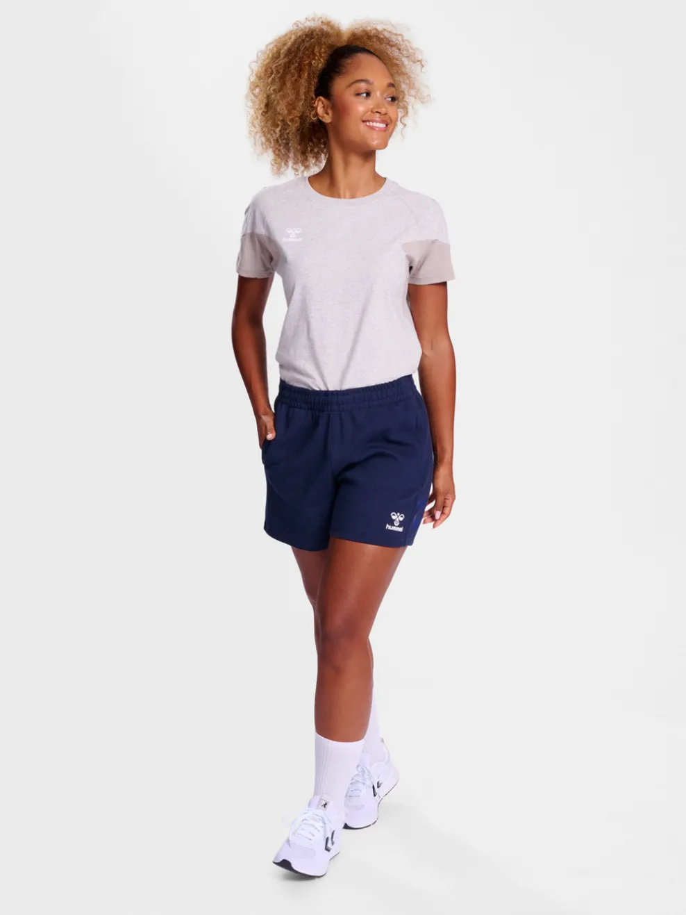 hmlTRAVEL T-SHIRT S/S WOMAN